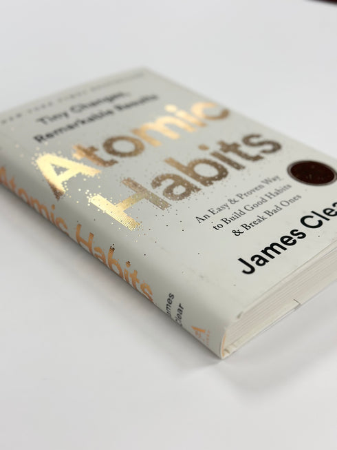 ATOMIC HABITS - CLEAR. JAMES