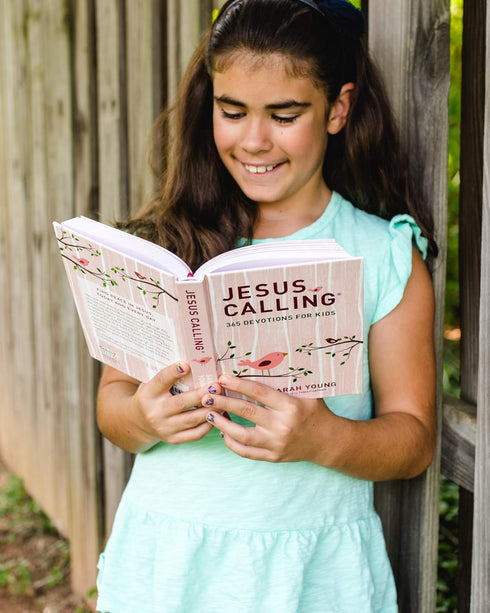 JESUS CALLING: 365 DEVOTIONS FOR KIDS (GIRL'S EDITION) - YOUNG. SARAH