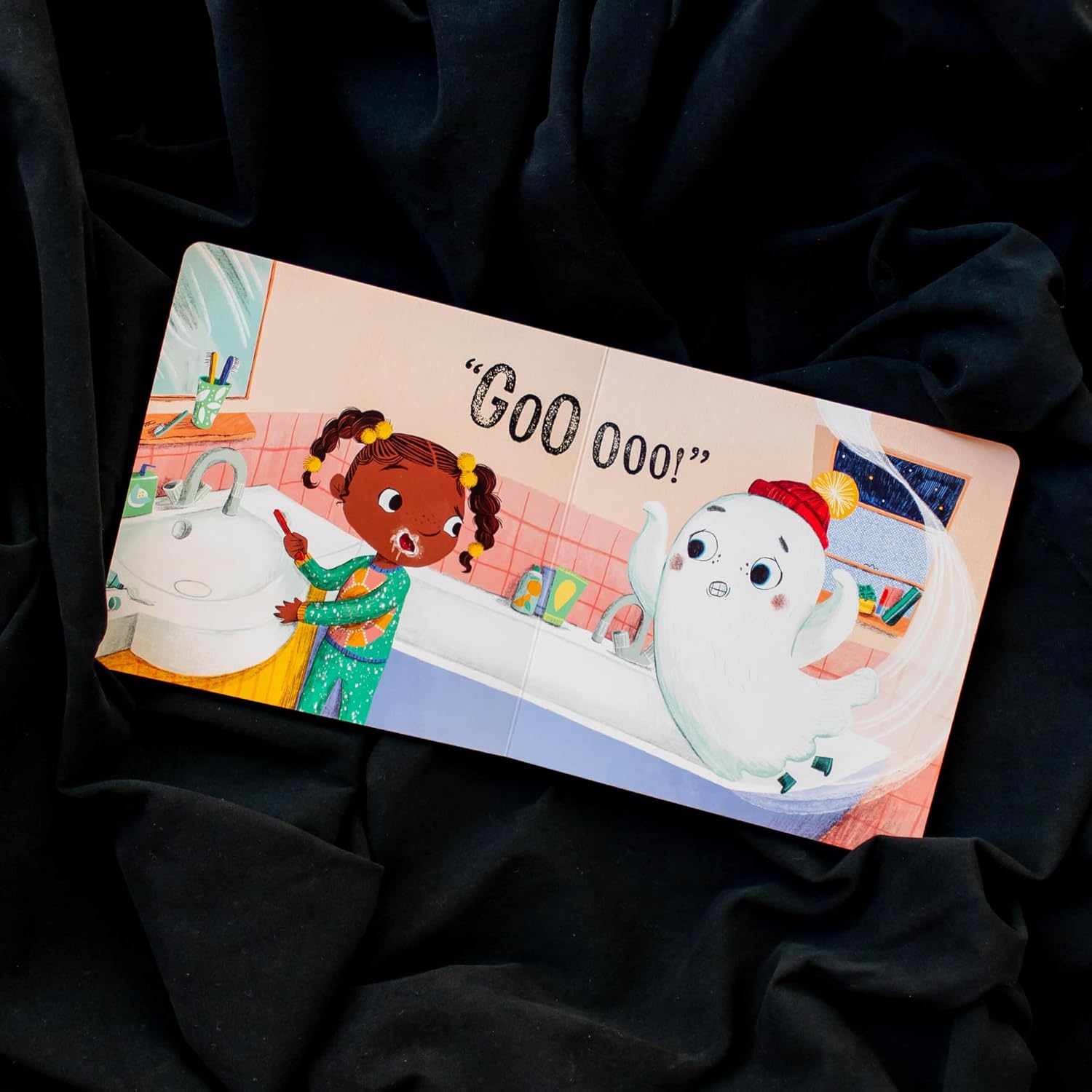 Little Ghost Says Boo! by Nahar. Sunita, Illustrated by Leschnikoff. Nancy 20 9780316612876_5