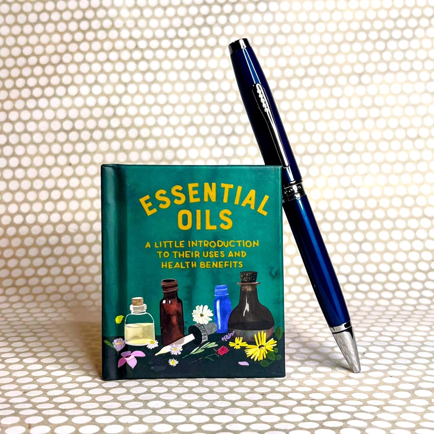 Essential Oils: A Little Introduction To Their Uses And Benefits by RP Minis 9780762472659_1